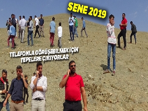 Telefonla görüşebilmek için tepelere çıkıyorlar