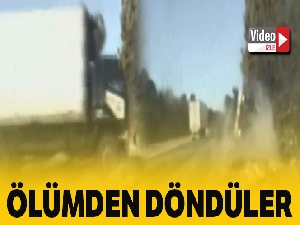 Devrilen kamyonun altında kalmaktan son anda kurtuldular