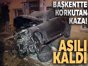 Kaza yapan otomobil bina boşluğunda asılı kaldı