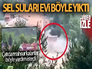 Sinop'ta selin yıktığı ev kamerada... Çatıda mahsur kalanlar böyle yardım istedi