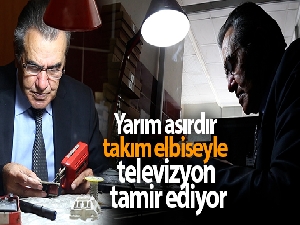 Yarım asırdır takım elbiseyle televizyon tamir ediyor
