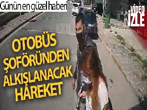 Otobüsü durdurup, görme engelli yolcuyu yolun karşısına geçirdi