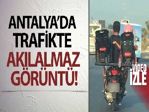 Antalya'da trafikte akılalmaz görüntü: Motosiklet sürücüsü baba iki çocuğunu böyle taşıdı