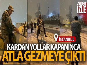 İstanbul'da karda ilginç görüntü: Yollar kapanınca atla gezmeye çıktı