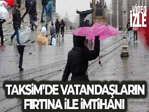 Taksim'de kuvvetli rüzgar ile yağış vatandaşlara zor anlar yaşattı