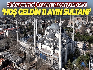Sultanahmet Camii'nin mahyası asıldı: 'Hoş Geldin 11 Ayın Sultanı'