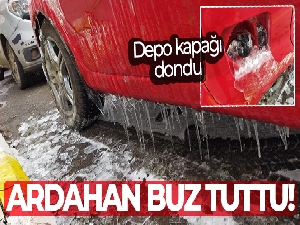 Ardahan'da dondurucu soğuklarda aracın depo kapağı dondu