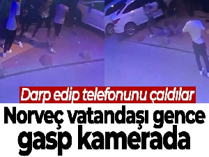 Taksim'de Norveç vatandaşı gence gasp kameraya yansıdı: Darp edip telefonunu çaldılar