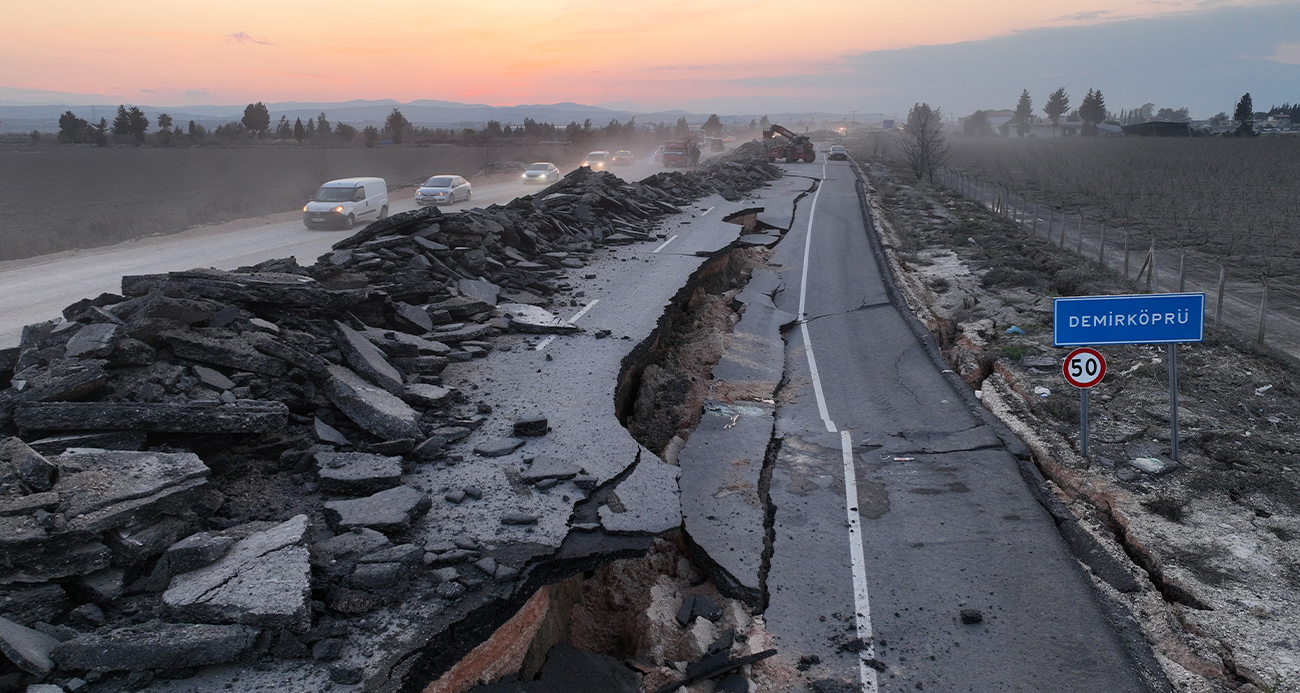 Hatay’da 4 metre kırılmaların olduğu yolda, depremin 3. gününde başlayan çalışmalar aralıksız devam ediyor