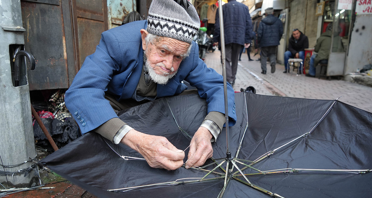 94 yaşındaki şemsiye tamircisinin başında kuyruk oluyorlar