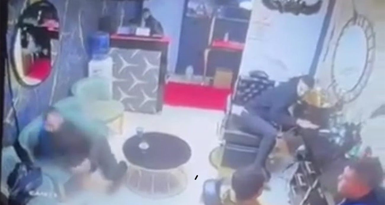 İzmir’de berber dükkanındaki şahsa silahlı saldırı kamerada