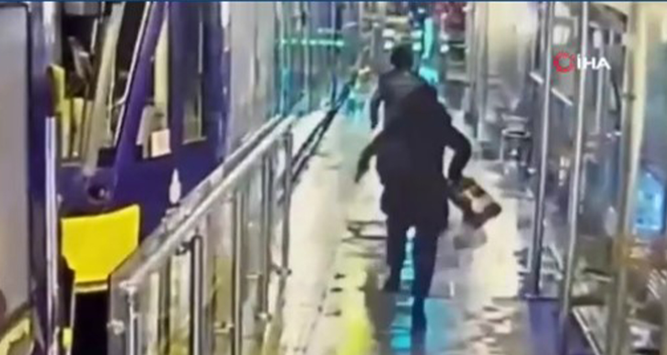 Fatih’te tramvay bekleyen kadının elinden telefonu kaşla göz arasında çaldı: O anlar kamerada