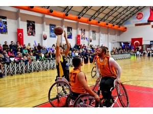 Galatasaray Ve Beylikdüzü Basketbol Takımı Farkındalık İçin Karşı Karşıya Geldi