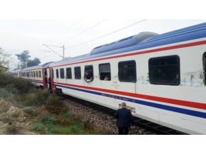 Yolcu Treni Hafriyat Kamyonuyla Çarpıştı