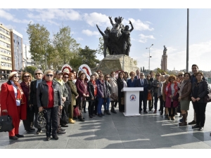 Muratpaşa Belediyesi Kadınlarla Atatürk Anıtı’na Çelenk Sundu