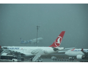 Atatürk Havalimanı’nda İlginç Kar Manzarası