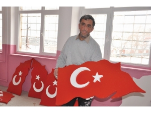 Atık Köpükten Türk Bayrağı Yapıyor