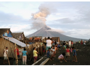 Filipinler’de Mayon Dağı Sönmüyor