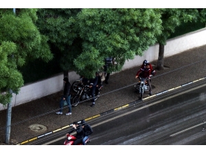Aniden Bastıran Sağanak Motosikletlileri Vurdu
