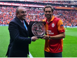 Galatasaray’dan Elmander’e Plaket