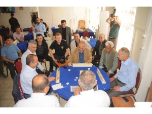 Cizre Belediyesi Kıraathanelerde Kütüphane Köşesi Oluşturuyor