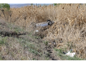 Sivas’ta Otomobil Şarampole Yuvarlandı: 4 Yaralı