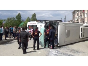 Erzincan’da Otomobil İle Halk Otobüsü Çarpıştı: 10 Yaralı