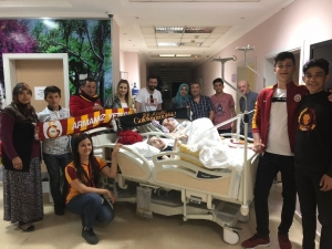 Yıldız Futbolcu Gomis’ten Genç Hastaya Geçmiş Olsun Videosu