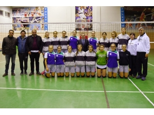 Tepebaşı Gençlik Ve Spor Kulübü Yıldız Bayan Voleybol Takımı Şampiyonluk Kupasını Kaldırdı