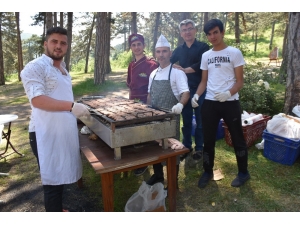 Dursunbey’de Belediye Çalışanları Piknikte Bir Araya Geldi