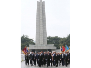Cumhurbaşkanı Erdoğan, Seul Ulusal Mezarlığı’nı Ziyaret Etti