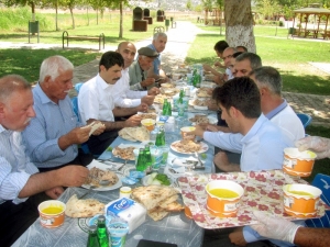 Özdemir’den Hacı Adaylarına Yemek