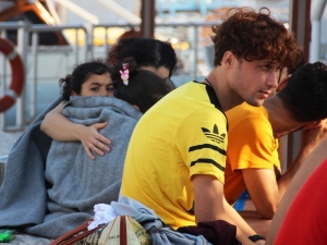 Ege Denizi’nde Batan Bottaki Göçmenleri Tur Teknesi Kurtardı