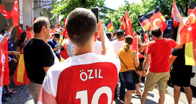 Almanya'da Yaşayan Türkler, Mesut Özil İçin Sokaklara Döküldü
