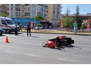 Otomobil Elektrikli Bisiklete Çarptı: 1 Yaralı