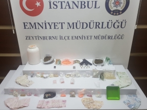 İstanbul’da Direksiyondan Ve Bilgisayar Kasasından Uyuşturucu Fışkırdı