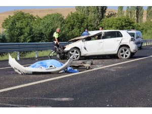 Refüje Çarparak Takla Atan Otomobil Sürücüsü Hayatını Kaybetti