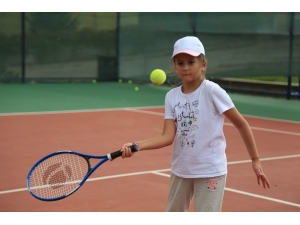 Genç Durak’ta Ücretsiz Tenis Dersleri