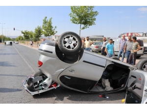 Aşırı Hızlı Araç Kırmızı Işıkta Bekleyen Otomobile Çarptı: 3 Yaralı