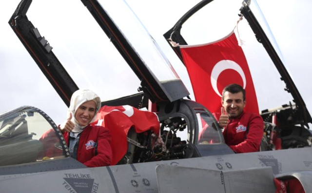 Sümeyye Erdoğan Bayraktar Ve Eşi Teknofest Etkinlik Alanını Gezerek Phantom 4 Uçağına Bindi