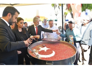 Başkan Tuna, Ak Parti’li Sarıeroğlu İle Vatandaşlara Aşure İkram Etti