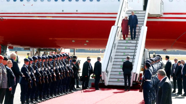 Almanya'da Uçaktan İnen Başkan Erdoğan'a Çift Halı Serilmesi Dikkat Çekti