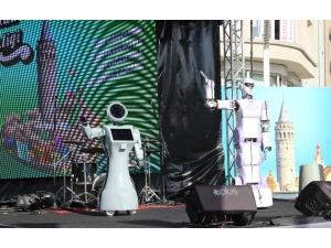 Taksim’de Bilim Şenliğinde Dans Eden Robotlara Büyük İlgi
