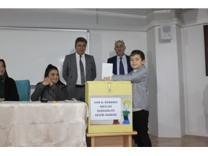 Vanlı Öğrenciler Meclis Başkanını Seçti