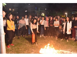 Kız Öğrenciler Yangın Tatbikatında
