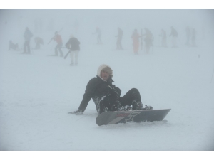Uludağ’da Kayakçıları Sis Bile Durduramadı