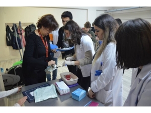Diş Hekimi Adayları Görme Engelli Öğrencilere Eğitim Verdi