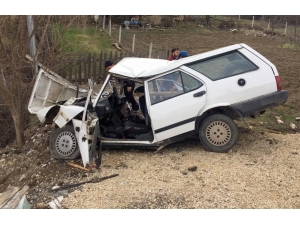 Yoldan Çıkan Otomobil Şarampole Devrildi: 4 Yaralı
