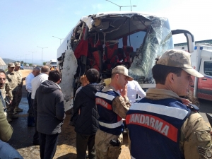 Gaziantep’te Yolcu Otobüsü Buğday Yüklü Tıra Çarptı: 20 Yaralı