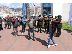 Kocaeli’de Maaşları Artan Belediye İşçileri “Para Bizde” Şarkısıyla Oynadı